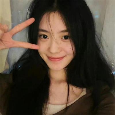 出墙红杏两家春