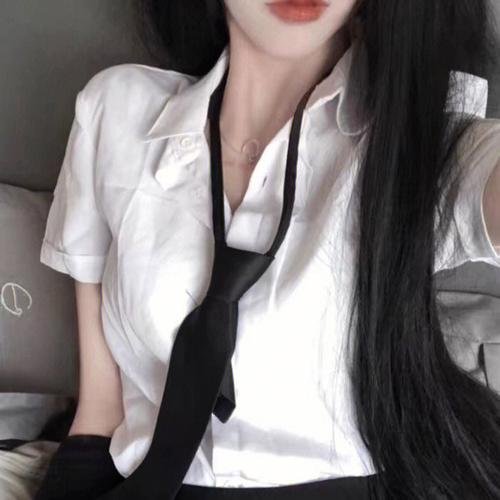 红鞋男子